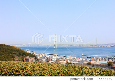 在藍天的明石Kaikyo橋樑 15548479