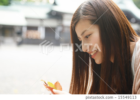 二十多歲的婦女的肖像 15549113