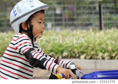 嬰兒（5歲）騎自行車 15551775