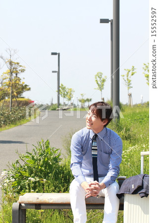 一個男性(Vikkaji商務旅行攜帶箱子商人商務旅行) 一個男性(Vikkaji商務旅行攜帶箱子商人商務旅行) 15552597