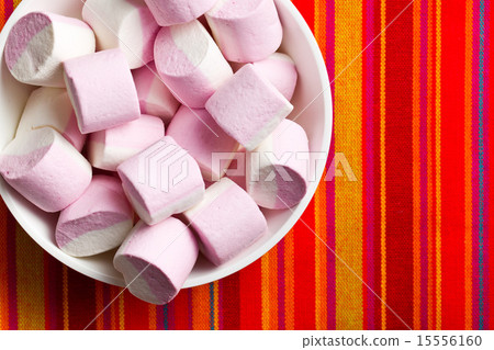 sweet marshmallows in ceramic bowl 15556160