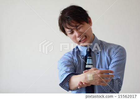 One male (Visakazi injured company employee salaryman patient injury patient treatment allowance) 15562017