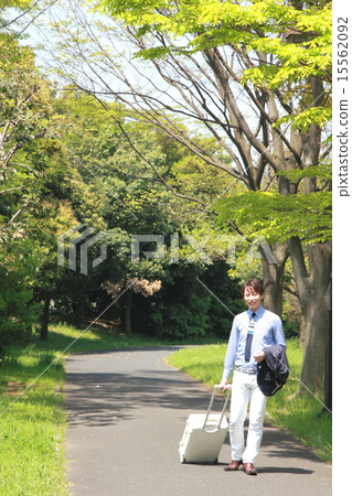 一個男性(Vikkaji商務旅行攜帶箱子商人商務旅行) 一個男性(Vikkaji商務旅行攜帶箱子商人商務旅行) 15562092