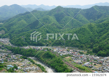 成田快遞從札幌橋穿過新鮮綠色的中間一個月 成田快遞從札幌橋穿過新鮮綠色的中間一個月 15562874