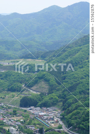 貨運列車從新鮮的綠色中間的札幌橋運行了一個月 貨運列車從新鮮的綠色中間的札幌橋運行了一個月 15562876