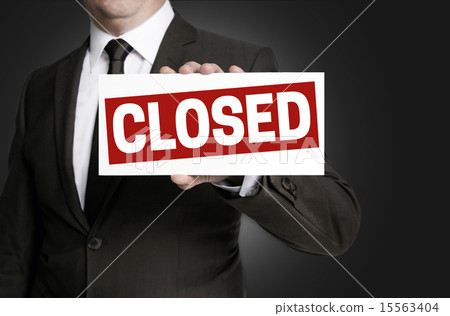 Closed sign held by businessman 15563404