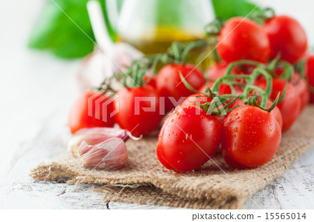 Fresh cherry tomatoes Fresh cherry tomatoes 15565014