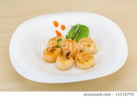 Grilled scallops 15578779