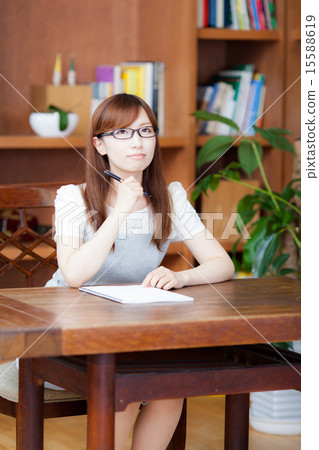 一個女人在房間裡寫一個角色（No.186） 15588619