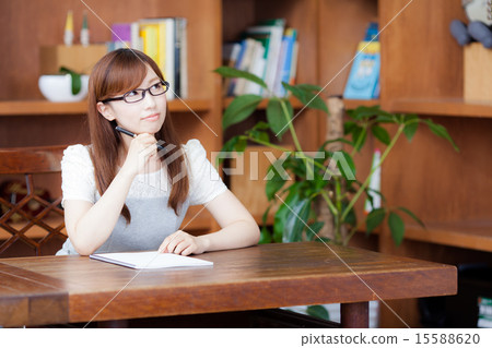 一個女人在房間裡寫一個角色（No.187） 15588620