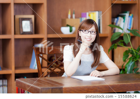 一個女人在房間裡寫一個角色（No.192） 15588624