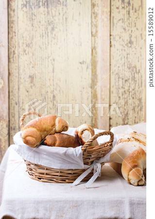 Fresh baked bagels 15589012