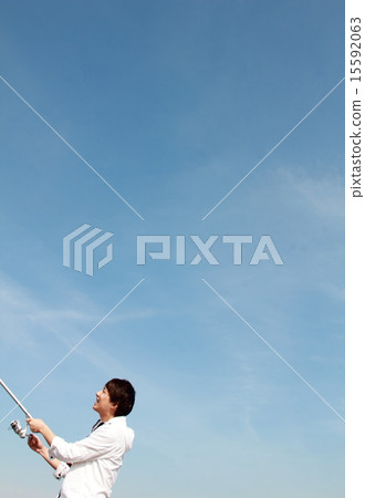 1 male (casual fishing outdoor leisure hobby holiday throwing fishing sea fishing) 1 male (casual fishing outdoor leisure hobby holiday throwing fishing sea fishing) 15592063
