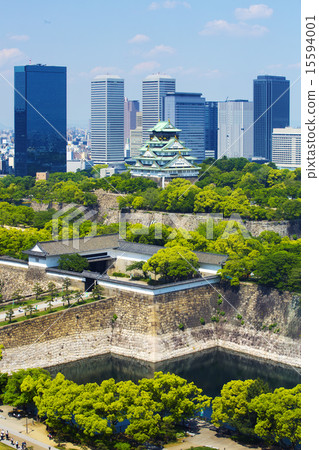 清新的綠色大阪城和鄰近的街道 15594001