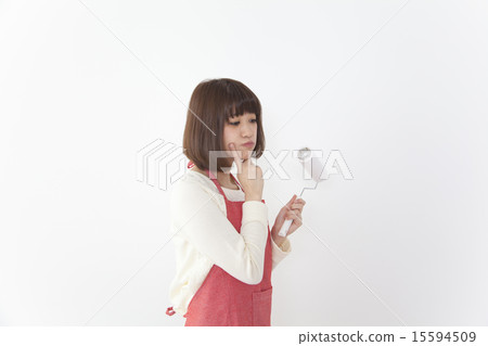清洗與colocoro圖像的年輕主婦 清洗與colocoro圖像的年輕主婦 15594509