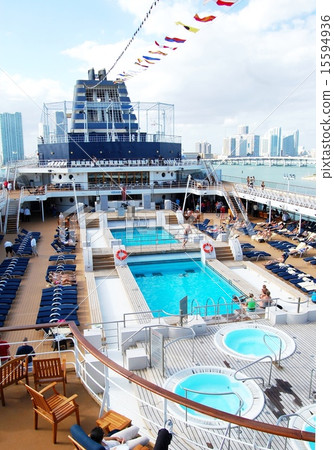 在豪華班輪的甲板上曬日光浴的人們。 15594936