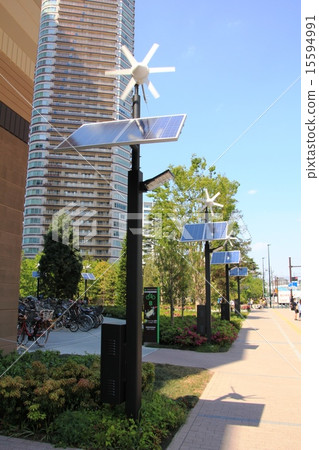 風力發電和太陽能電池板 15594991