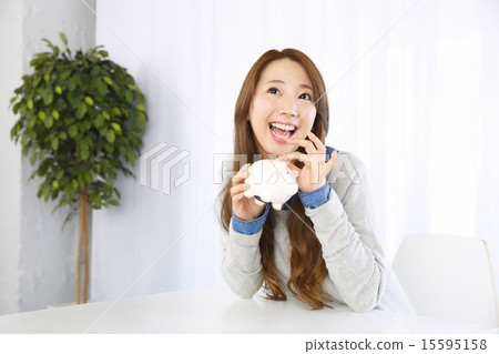 有存錢罐的一名婦女 有存錢罐的一名婦女 15595158