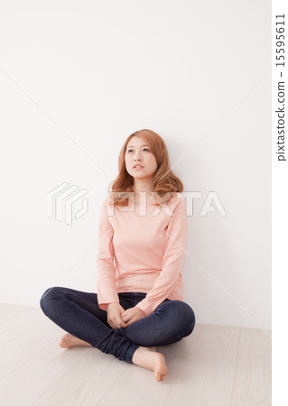 looking up, crossed legs, sitting cross-legged 15595611