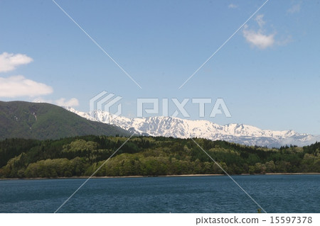 青木湖北部阿爾卑斯山和降雪 青木湖北部阿爾卑斯山和降雪 15597378