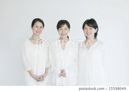 50多歲的女性排成三人 50多歲的女性排成三人 15598049