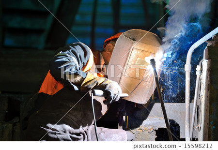 welder working 15598212