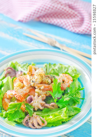 salad with seafood 15598827