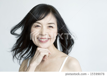 Female in her 50 15599078