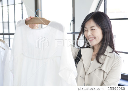 A woman shopping 15599080