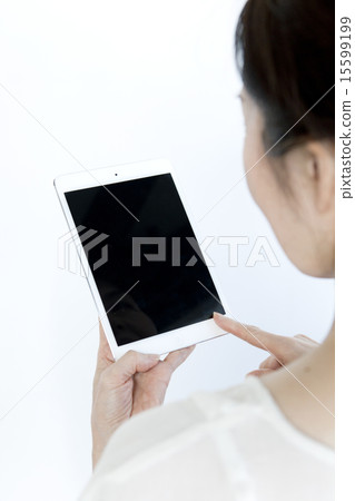 Women in their 50s who use tablets 15599199