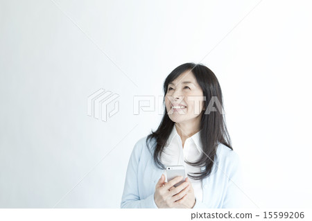 Women in their 50s who use smartphones 15599206