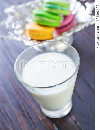 milk in glass and color macaroons 15600162