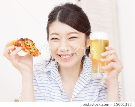 一個女人用比薩餅和啤酒 15601353