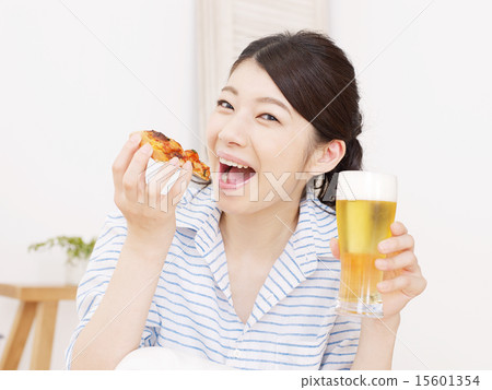 一個女人用比薩餅和啤酒 15601354