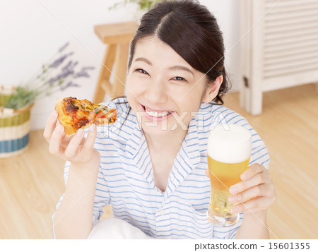 一個女人用比薩餅和啤酒 15601355