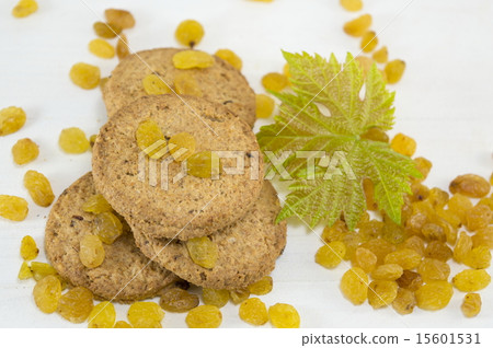 Integral cookies and yellow raisins 15601531