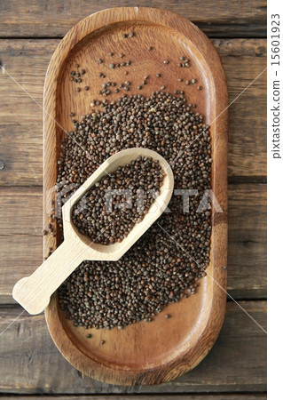 在木盤中清洗紫蘇超級食品 15601923