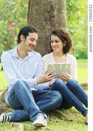 外國人情侶約會在公園裡 15602012