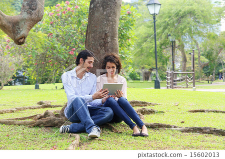 外國人情侶約會在公園裡 15602013