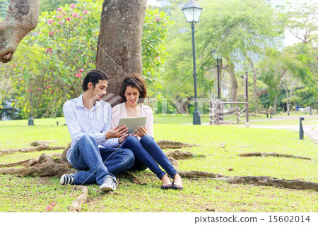 外國人情侶約會在公園裡 15602014