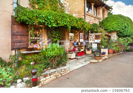 Shop with handmade ceramics in Roussillon 15606765