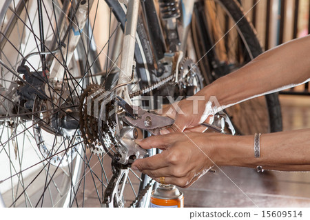 hand diy maintenance old bicycle gear stering 15609514