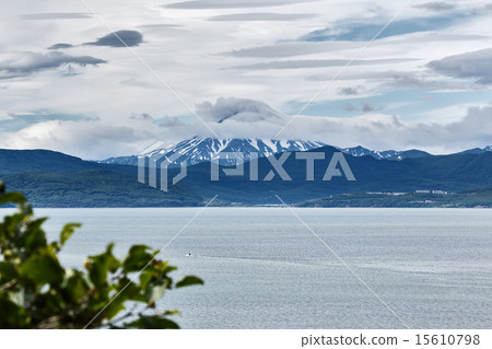 Avachinskaya Bay and cone Vilyuchinsky Volcano 15610798