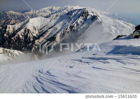 From the mountaintop of the Kashima Spikegake mountain in the snow to the Tateyama mountain range 15611620