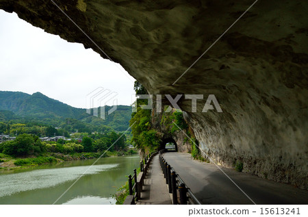 Yayaki和藍色大門和山區河流 15613241