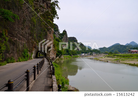 Yayaki和藍色大門和山區河流 15613242