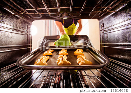 Baking Gingerbread man in the oven Baking Gingerbread man in the oven 15614658
