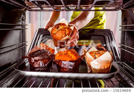 Baking muffins in the oven Baking muffins in the oven 15614669
