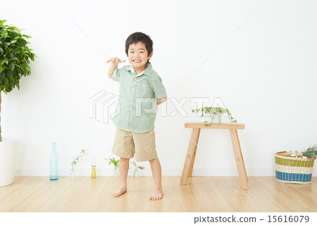 一個男孩在房間裡玩 15616079