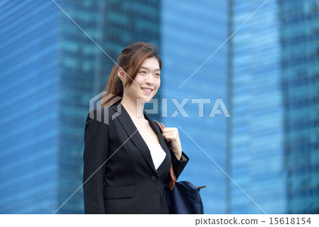 Successful Chinese businesswoman going to office 15618154